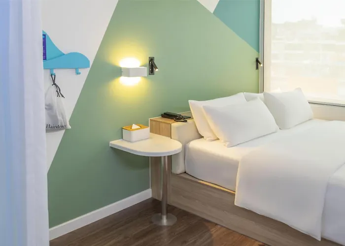 Tru By Hilton Hon Gai Centre Khách sạn 4*